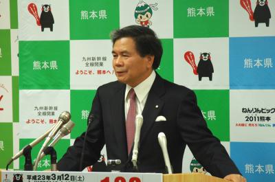 記者からの質問に答える蒲島知事の写真