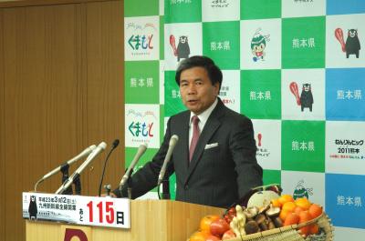 コメントする蒲島知事の写真