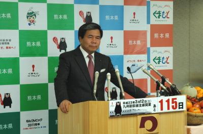 記者からの質問に答える蒲島知事の写真