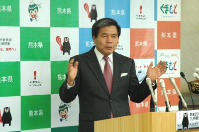 記者からの質問に答える蒲島知事の写真