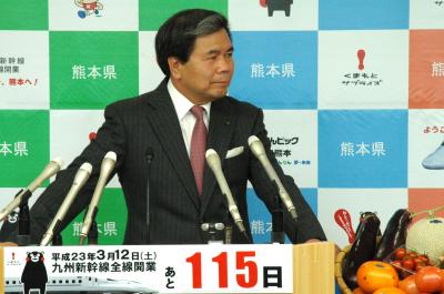 記者からの質問に答える蒲島知事の写真