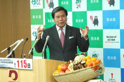 記者からの質問に答える蒲島知事の写真