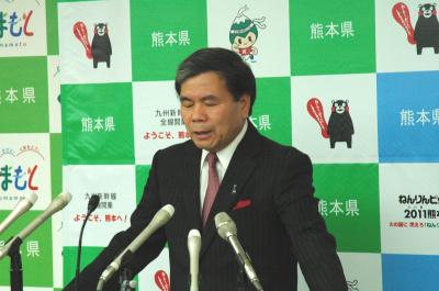 コメントする蒲島知事の写真