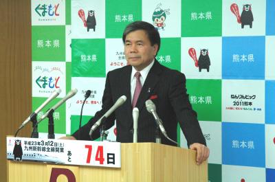 記者からの質問に答える蒲島知事の写真