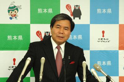 記者からの質問に答える蒲島知事の写真