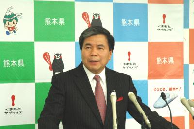 記者からの質問に答える蒲島知事の写真