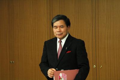 記者からの質問に答える蒲島知事の写真