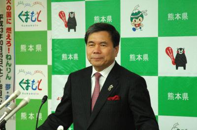 記者からの質問に答える蒲島知事の写真