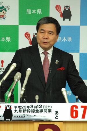記者からの質問に答える蒲島知事の写真
