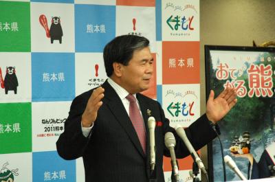 記者からの質問に答える蒲島知事の写真