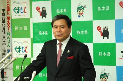 記者からの質問に答える蒲島知事の写真