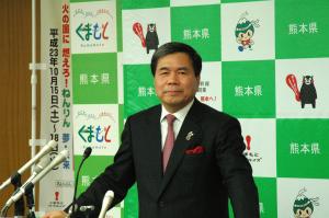 記者からの質問に答える蒲島知事の写真