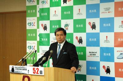 記者からの質問に答える蒲島知事の写真