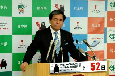 記者からの質問に答える蒲島知事の写真