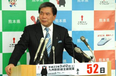 記者からの質問に答える蒲島知事の写真