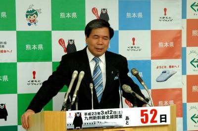 記者からの質問に答える蒲島知事の写真