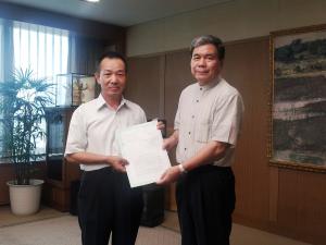 松本照彦多良木町長から蒲島知事へ要望書を提出