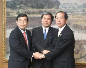 写真左から、中嶋代表取締役社長、蒲島知事、後藤町長