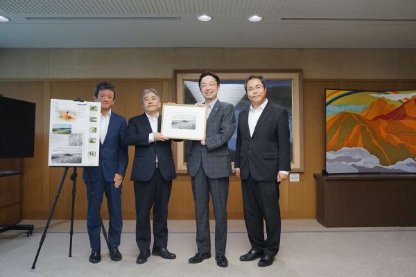 凹版画贈呈式　知事が凹版画を持っている写真