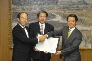 三菱電機株式会社立地協定調印式（熊本県庁）の画像