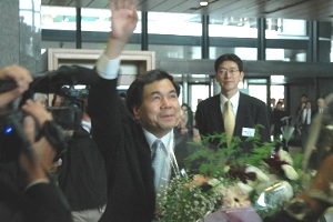 蒲島知事初登庁
