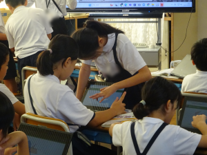 タブレットを捜査して協働的な活動を行う様子