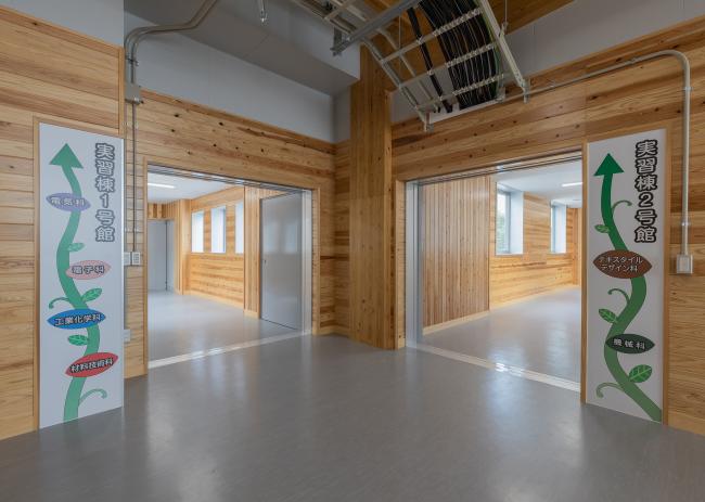 熊本工業高校(渡り廊下)(学生がデザインしたサイン)