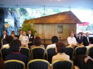 記者発表会の席に並ぶ知事と細川さんの写真です