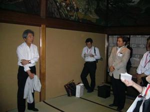 細川さんの説明を聞く蒲島知事の写真です