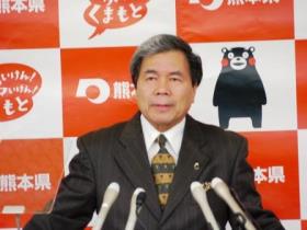 記者からの質問に答える蒲島知事の写真