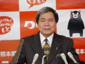 記者からの質問に答える蒲島知事の写真