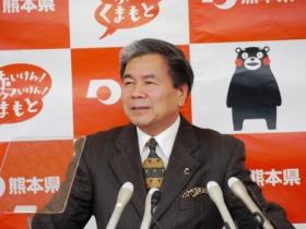 記者からの質問に答える蒲島知事の写真