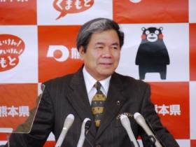 記者からの質問に答える蒲島知事の写真