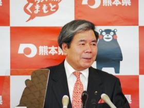記者からの質問に答える蒲島知事の写真