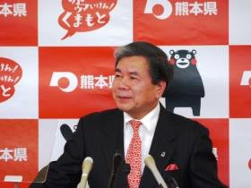記者からの質問に答える蒲島知事の写真