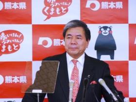 記者からの質問に答える蒲島知事の写真