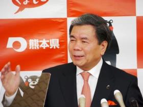 記者からの質問に答える蒲島知事の写真