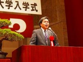 入学式で来賓あいさつを行う蒲島知事の画像