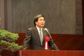入学式で来賓あいさつを行う蒲島知事の画像
