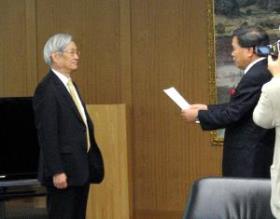 五百旗頭理事長に辞令を交付する蒲島知事