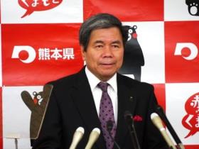 記者からの質問に答える蒲島知事の写真