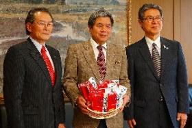 商品を手にする竹崎町長、蒲島知事、早川会長（左から）