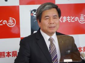 コメントする蒲島知事の写真