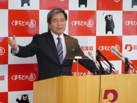コメントする蒲島知事の写真