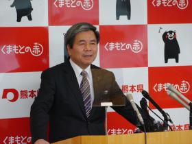 記者からの質問に答える蒲島知事の写真