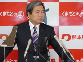 記者からの質問に答える蒲島知事の写真
