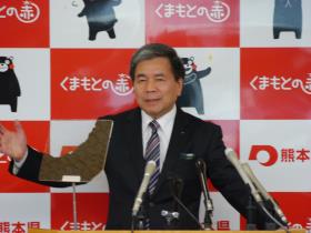 記者からの質問に答える蒲島知事の写真