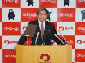 コメントする蒲島知事の写真