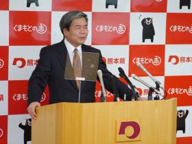 コメントする蒲島知事の写真