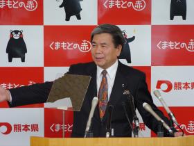 コメントする蒲島知事の写真